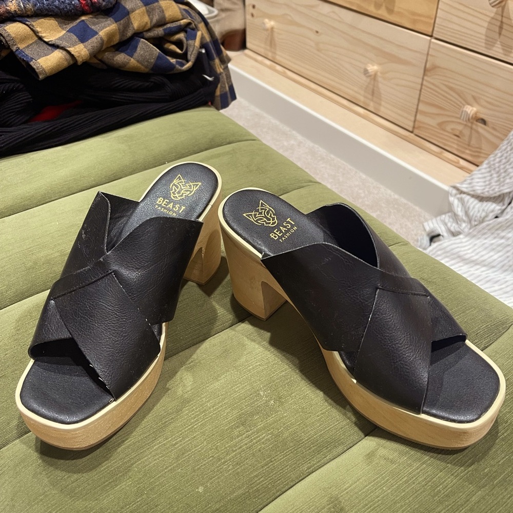 Heeled clogs